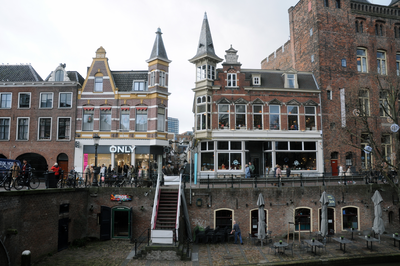 913177 Gezicht op de panden Oudegracht 105 (links) en 101-103 (rechts) te Utrecht, met in het midden de Zakkendragerssteeg.